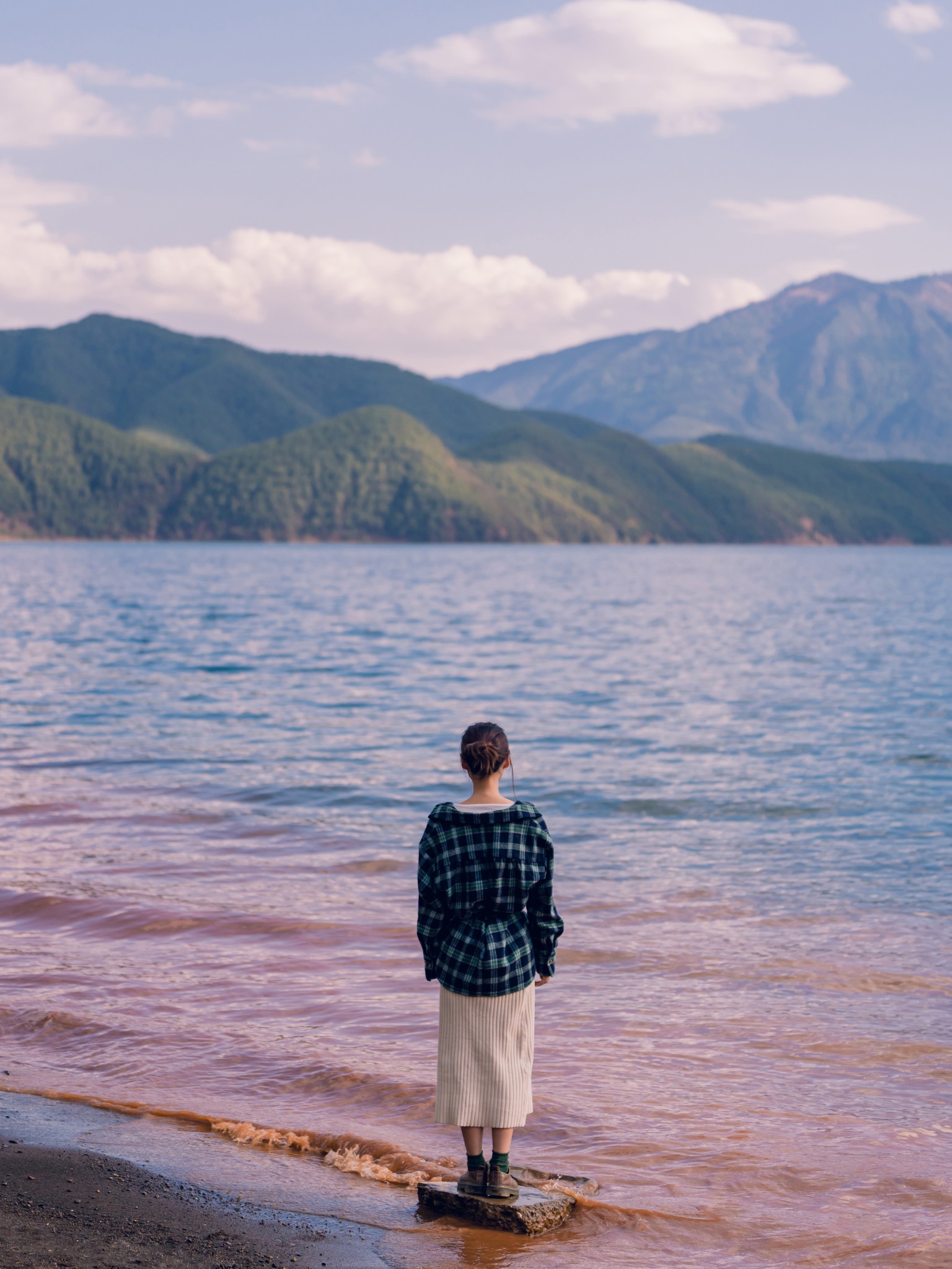 一片粉蓝的海｜我找到了泸沽湖最特别的拍照地-头条搜索